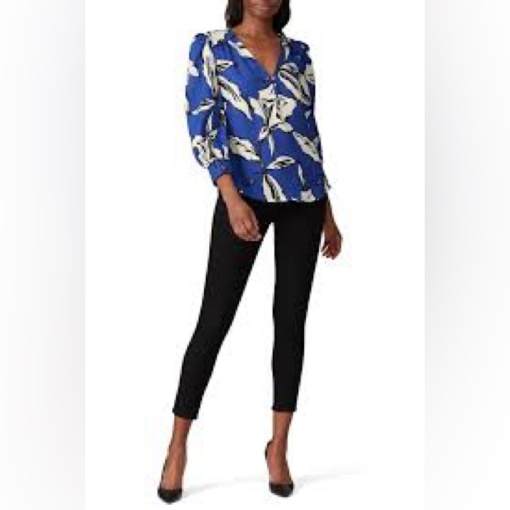 Veronica Beard Blue Cream 3/4 Sleeve Blouse
It is run like size 2 and 4